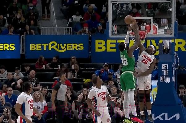 克塔起飞试图双手隔扣，斯图尔特正面拦截完成大帽拒绝